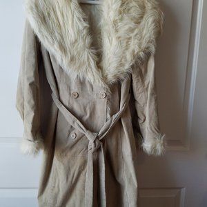 Chic double-breasted cream-colored coat made of genuine leather - suede.